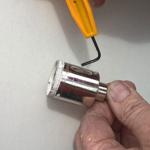 TileTracker J-Hook Werkzeug zum Entfernen von Schmutz vom Cutter.